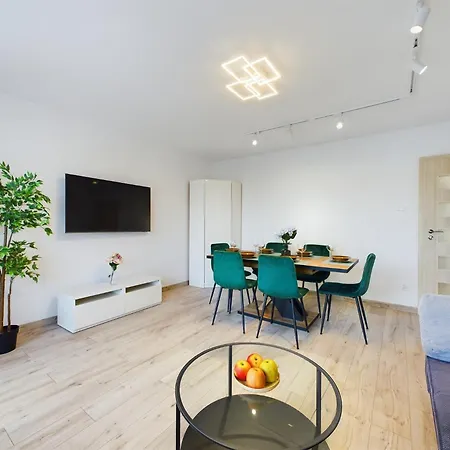 Przytulny Z Parkingiem Blisko Morza W Gdyni By Renters アパート *